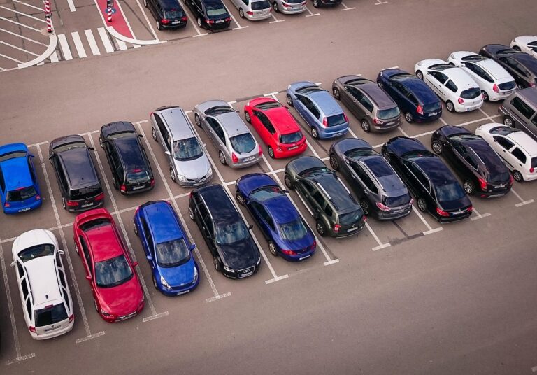 Ein Auto steht quer über der weißen Markierungslinie eines Parkplatzes, wie sie bei der Vertragsstrafe Parkplatz in Tuttlingen eine Rolle spielte – Foto: moinzon / Pixabay