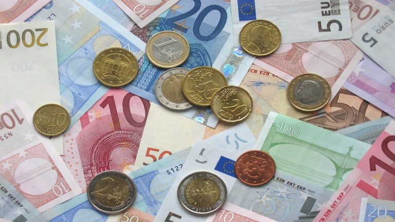 Geldbörse mit Münzen und Dokument symbolisieren die Debatte um das Pensionsalter in Österreich – Foto: janeb13 / Pixabay