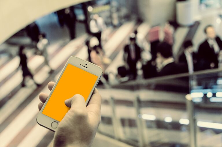 Ein Smartphone mit E-Mail-Posteingang liegt neben einer Bankkarte auf einem Schreibtisch, Symbolbild für Phishing bei der Sparkasse – Foto: nvtrlab / Pixabay