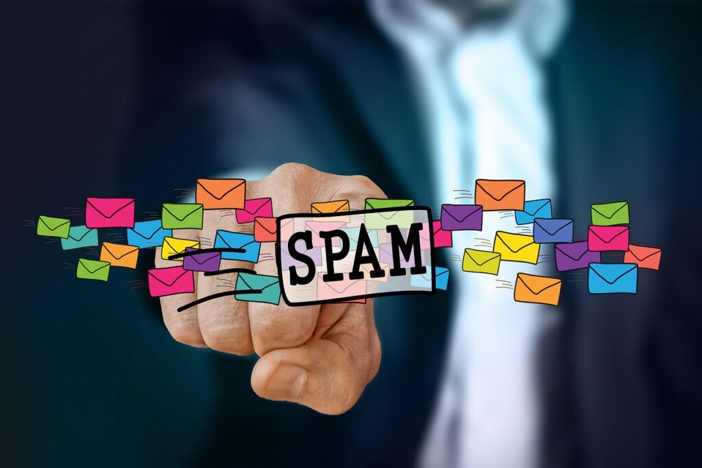 Eine Person prüft an einem Schreibtisch ein Schreiben mit QR-Code, nachdem vor neuen Phishing-Mails gewarnt wurde – Foto: geralt / Pixabay