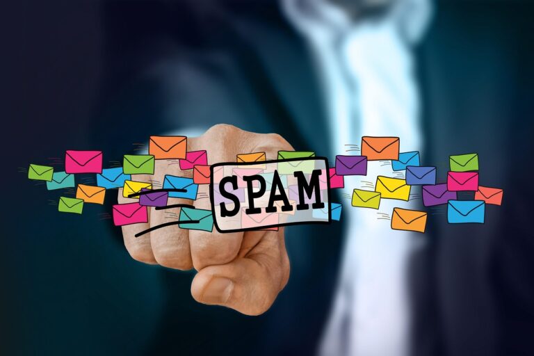 Eine Person prüft an einem Schreibtisch ein Schreiben mit QR-Code, nachdem vor neuen Phishing-Mails gewarnt wurde – Foto: geralt / Pixabay