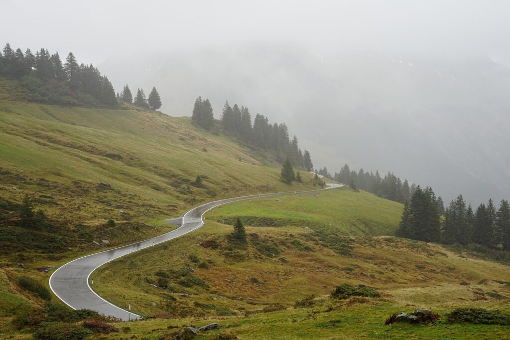 Einspurige Bergstraße mit Ampelregelung, wie sie nach der Öffnung des gesperrten Plöckenpasses galt – Foto: Simoooooooonn / Pixabay