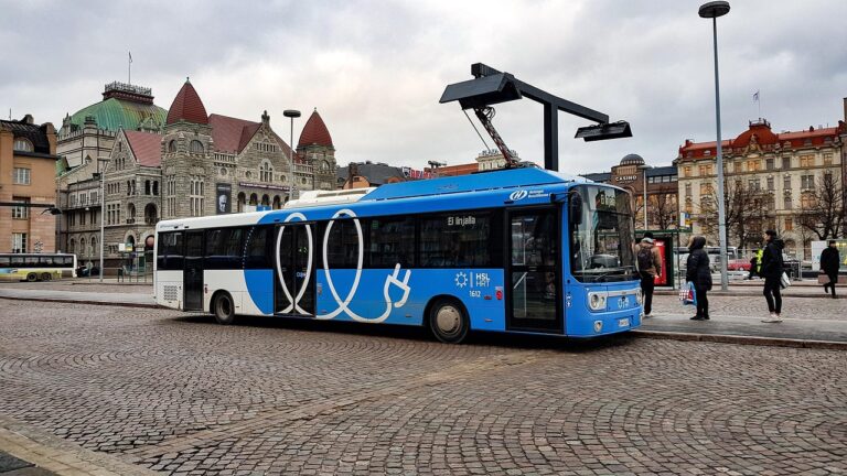 Weißer Elektrobus an einer Haltestelle, wie er beim E-Bus-Test zwischen Linz und Katsdorf eingesetzt wurde – Foto: ENiemela / Pixabay