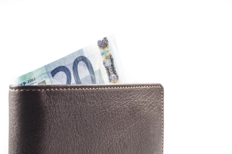 Ein Stapel Rechnungen und eine Geldbörse auf einem Tisch symbolisiert die steigende Zahl der Privatinsolvenzen in Deutschland – Foto: blickpixel / Pixabay
