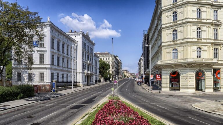 Verkehrsleitkegel und eine Absperrung markieren die Ringsperre in Wien an einer Straßenkreuzung – Foto: 12019 / Pixabay