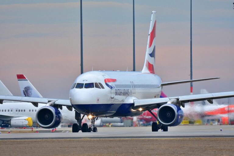 Ein Flugzeug am Gate symbolisiert die Streckenkürzungen von Ryanair am Flughafen Wien – Foto: Steve001 / Pixabay