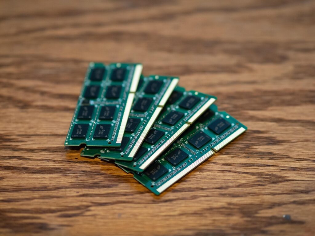 Eine Nahaufnahme eines Speicherchips veranschaulicht den Zusammenhang zwischen steigenden Chippreisen und dem Samsung Gewinn – Foto: LAWJR / Pixabay