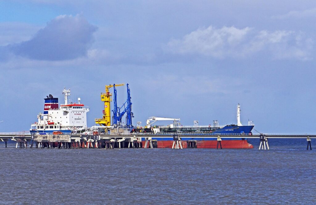 Verladearm eines Öltankers an einem Hafenterminal symbolisiert den steigenden Ölpreis für Europa – Foto: hpgruesen / Pixabay
