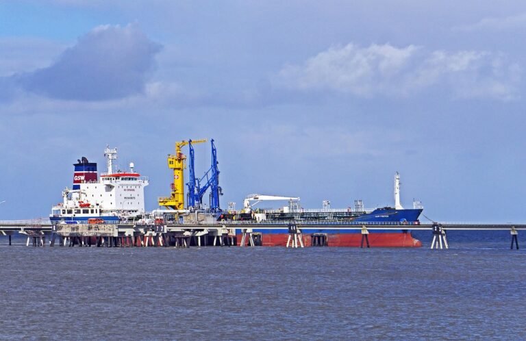 Verladearm eines Öltankers an einem Hafenterminal symbolisiert den steigenden Ölpreis für Europa – Foto: hpgruesen / Pixabay