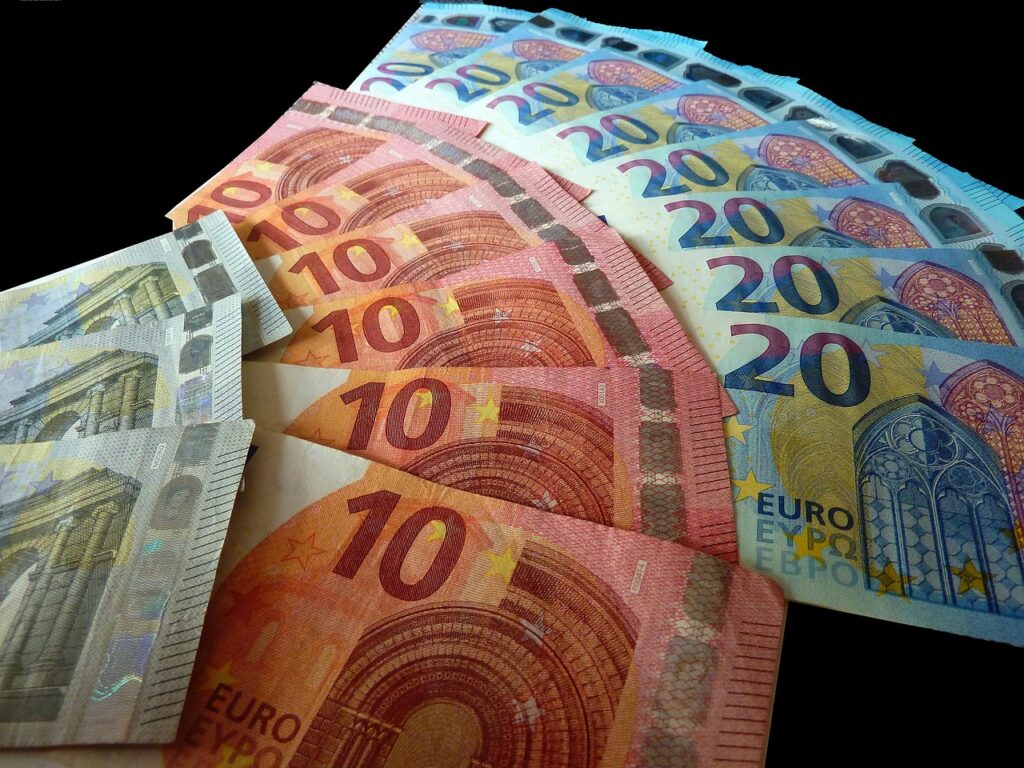 Eine geöffnete Geldbörse mit Euro-Münzen und Banknoten symbolisiert die wachsenden Schulden der Steiermark – Foto: moritz320 / Pixabay