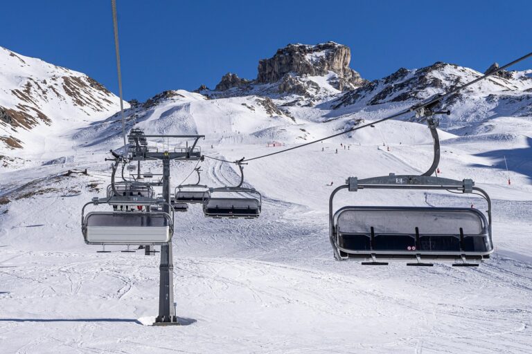 Leere grüne Skipiste mit stillstehendem Sessellift bei Regen zeigt die Folgen der Skigebiet-Kolben-Schließung in Bayern – Foto: dominickvietor / Pixabay