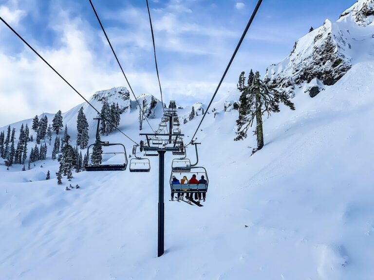 Ein Skipass hängt an einer Jacke vor verschneiten Pisten, während die Skipasspreise 2027 im Vergleich zu anderen Freizeitaktivitäten im Mittelfeld liegen – Foto: derwiki / Pixabay
