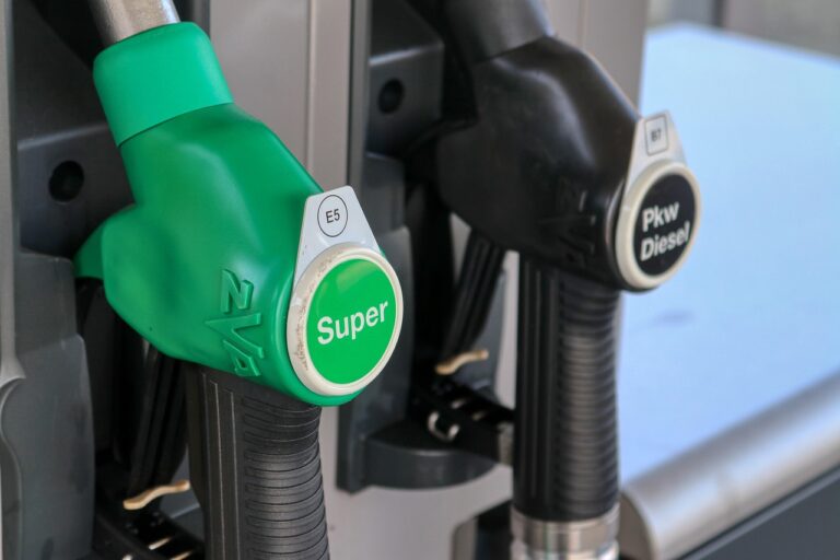 Zapfsäule an einer Tankstelle in den Tiroler Bergen, Symbolbild zu den Sprit-Kontrollen in Tirol – Foto: planet_fox / Pixabay