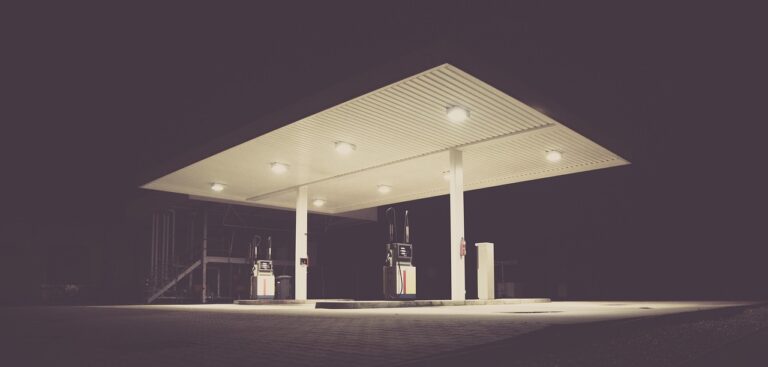 Eine Zapfsäule an einer österreichischen Tankstelle im Morgenlicht, während die WKO fordert, die Mineralölsteuer zu senken – Foto: Pexels / Pixabay