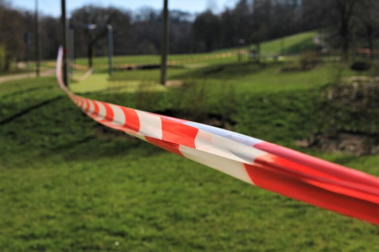 Ein abgesperrter Bereich auf dem Spielplatz Burgdorf, auf dem im Gras Giftpilze entdeckt wurden – Foto: Carola68 / Pixabay