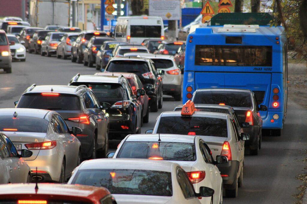 Stau im Frühverkehr auf einer Autobahn vor einer Baustelle mit mehreren wartenden Fahrzeugen – Foto: aled7 / Pixabay