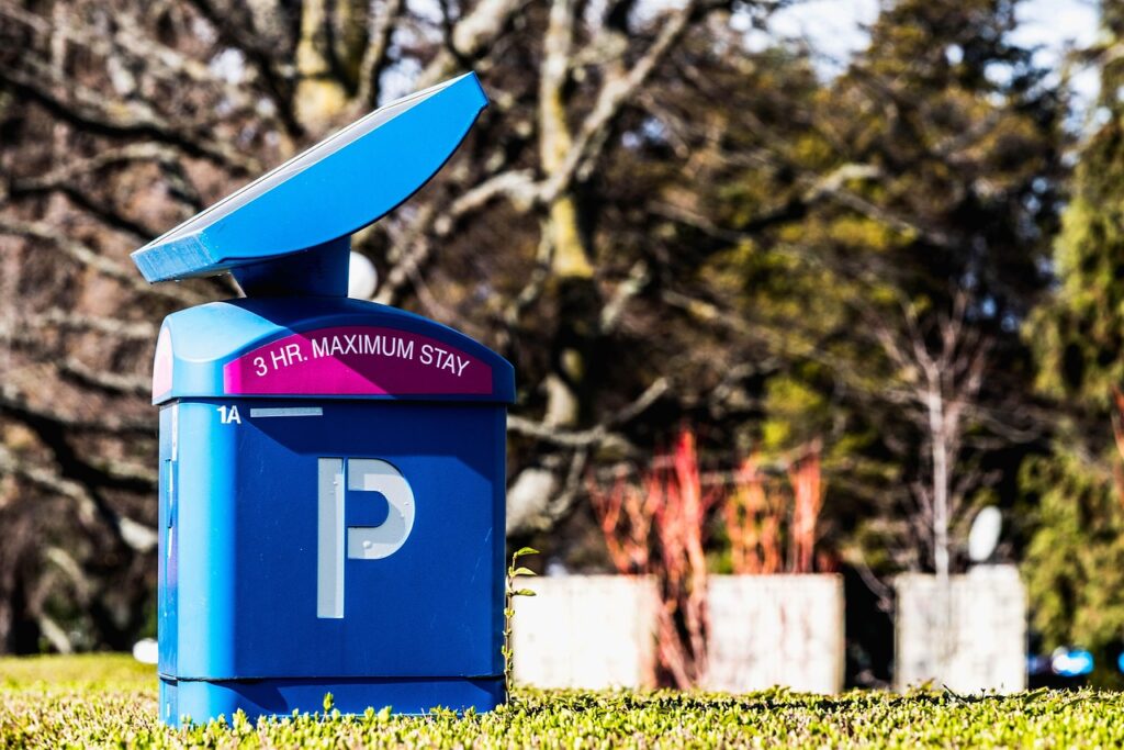 Kennzeichenerfassung auf dem Parkplatz in Villach, die bei Überschreitung zur Parkstrafe führt – Foto: Vladvictoria / Pixabay