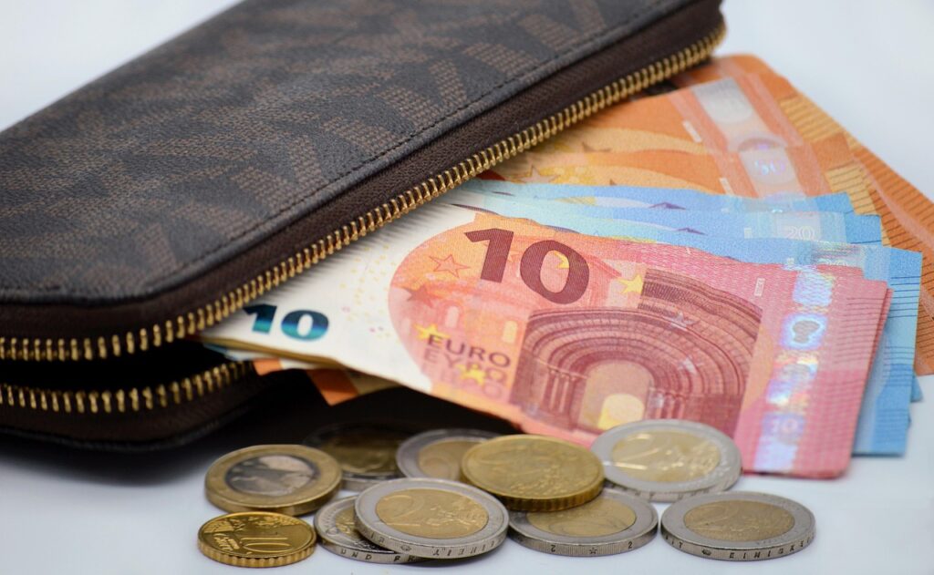 Eine Geldbörse mit Euro-Münzen auf einem Tisch symbolisiert die Rentenlücke durch Teilzeit – Foto: neelam279 / Pixabay