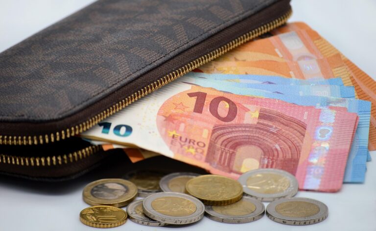 Eine Geldbörse mit Euro-Münzen auf einem Tisch symbolisiert die Rentenlücke durch Teilzeit – Foto: neelam279 / Pixabay