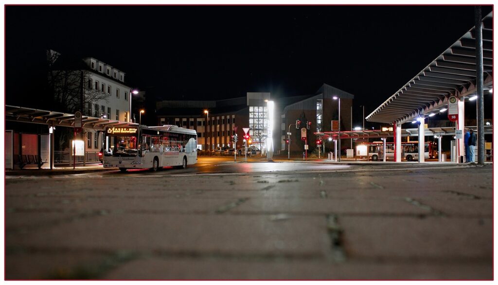 Ein beleuchteter Nachtbus hält an einer Haltestelle, während in Tirol die Gratis-Öffis in der Halloween-Nacht unterwegs sind – Foto: TheoLeo / Pixabay