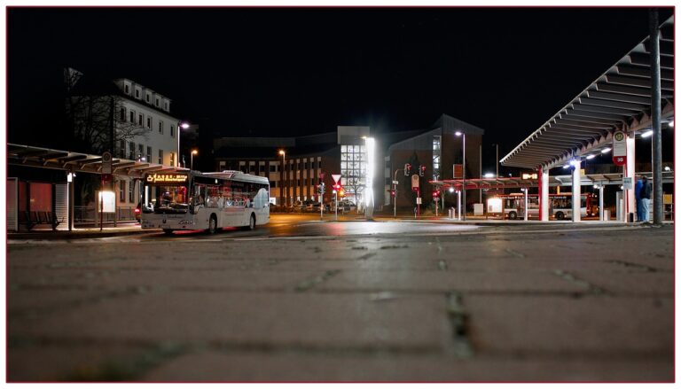Ein beleuchteter Nachtbus hält an einer Haltestelle, während in Tirol die Gratis-Öffis in der Halloween-Nacht unterwegs sind – Foto: TheoLeo / Pixabay