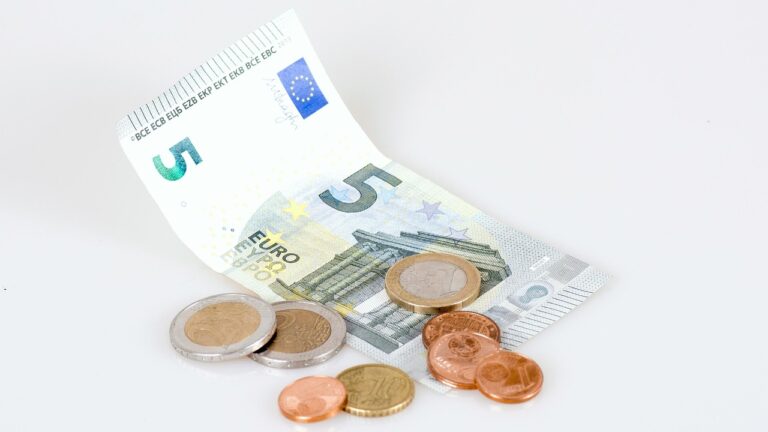 Geldbörse mit Euro-Münzen und ein Brief symbolisieren die Anrechnung der Pension auf die Grundversorgung – Foto: LubosHouska / Pixabay