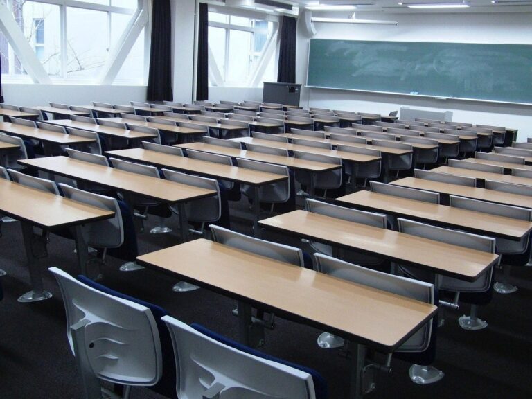 Ein leerer Flur der Universität Klagenfurt symbolisiert die Unsicherheit durch den drohenden Stellenabbau – Foto: 12019 / Pixabay