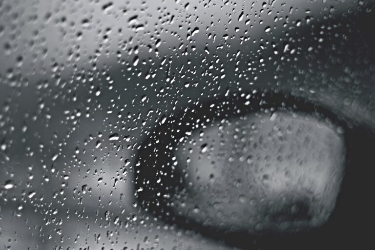 Regentropfen auf einer Windschutzscheibe vor verregneten Bergen zeigen das wechselhafte Wetter in Kärnten am Mittwoch – Foto: gaborszoke / Pixabay