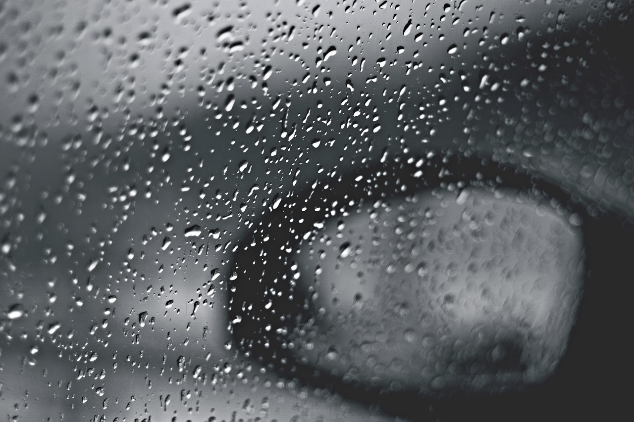 Regentropfen auf einer Windschutzscheibe vor verregneten Bergen zeigen das wechselhafte Wetter in Kärnten am Mittwoch – Foto: gaborszoke / Pixabay