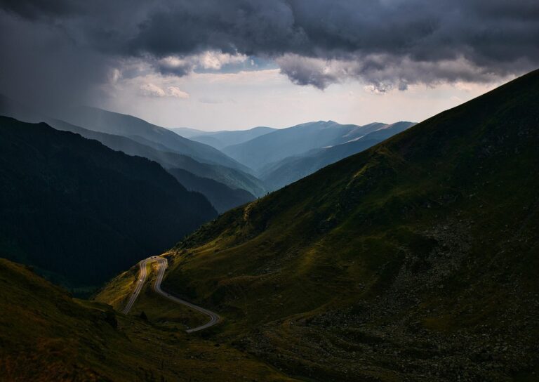 Starkregen auf einer schmalen Bergstraße in Kärnten während der aktuellen Unwetterwarnung in Kärnten – Foto: CoajaCristian / Pixabay