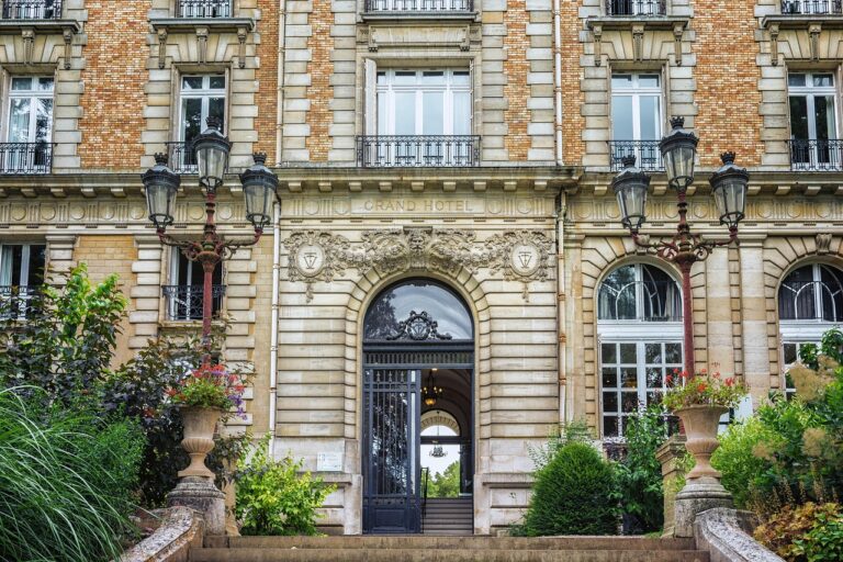 Münzen und Banknoten auf einem Hotel-Empfangstresen stehen sinnbildlich für die steigende Touristensteuer im Urlaub – Foto: Tama66 / Pixabay