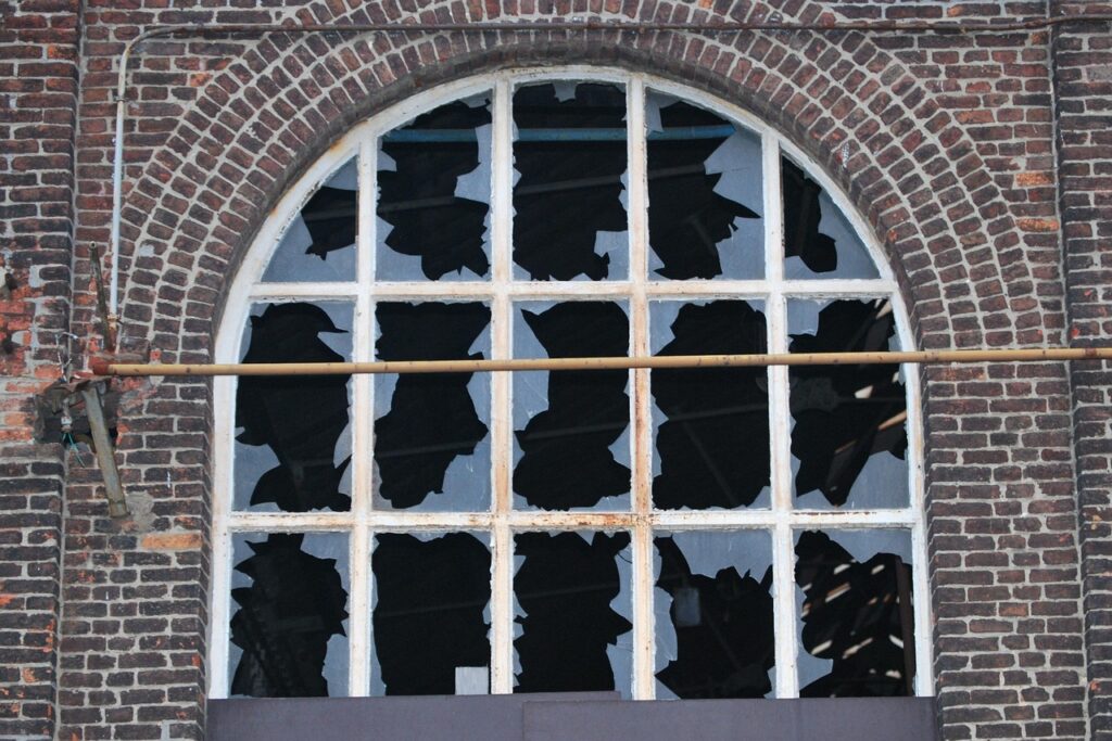 Nahaufnahme einer Gebäudefassade während einer Reinigung nach Vandalismus mit Reinigungsgerät am Boden – Foto: Ben_Kerckx / Pixabay