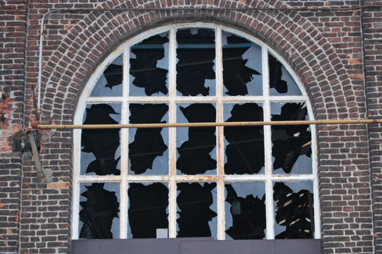 Nahaufnahme einer Gebäudefassade während einer Reinigung nach Vandalismus mit Reinigungsgerät am Boden – Foto: Ben_Kerckx / Pixabay