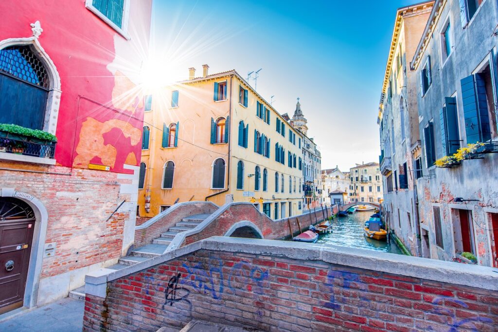Ein Hotelzimmerschlüssel an der Rezeption symbolisiert den Venedig Schnäppchen Betrug mit manipulierten Buchungen – Foto: gttfcad / Pixabay