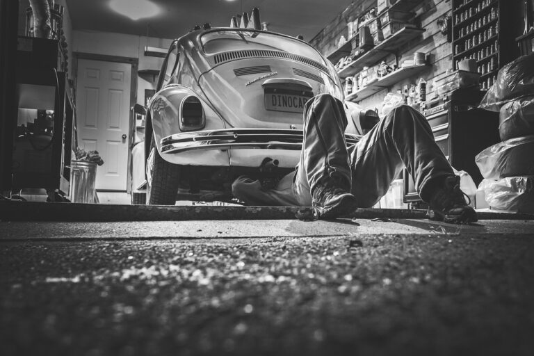 Ein Mechaniker löst im Rahmen des VW-Rückrufs eine Schraube am Lenkgetriebe eines Fahrzeugs in der Werkstatt – Foto: RyanMcGuire / Pixabay