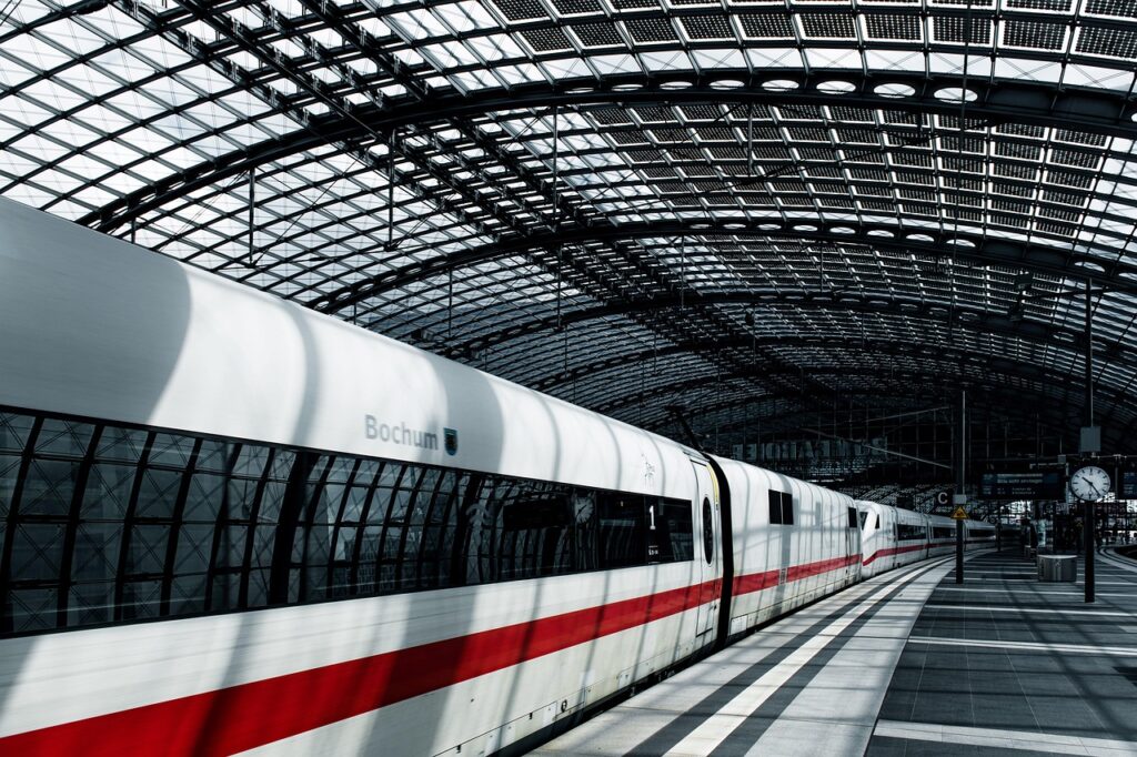 Ein Regionalzug steht am Bahnsteig, Symbolbild für die neue Spittal Wien Verbindung der Westbahn – Foto: Wolfgang-1958 / Pixabay