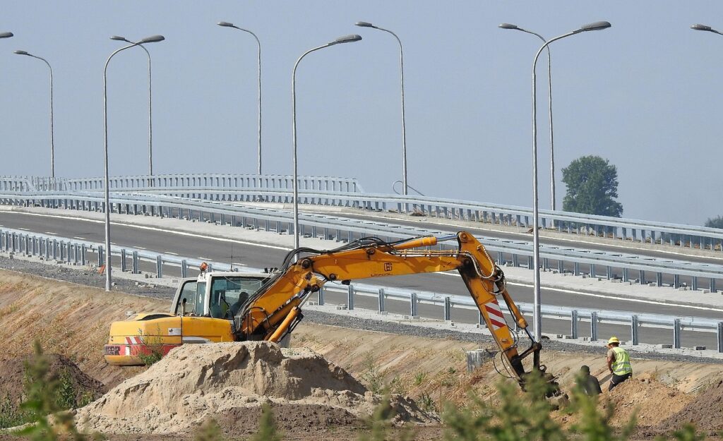 Baustelle eines Autobahntunnels zeigt die hohen Westring Kosten beim Bau der A 26 in Linz – Foto: satynek / Pixabay