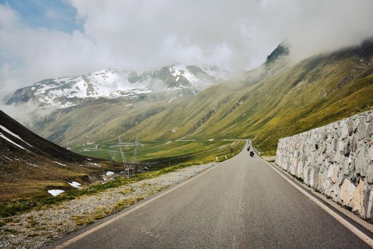 Regennasse Bergstraße mit ersten Schneeresten auf den Gipfeln symbolisiert den Wettersturz am Mittwoch in der Schweiz – Foto: dendoktoor / Pixabay