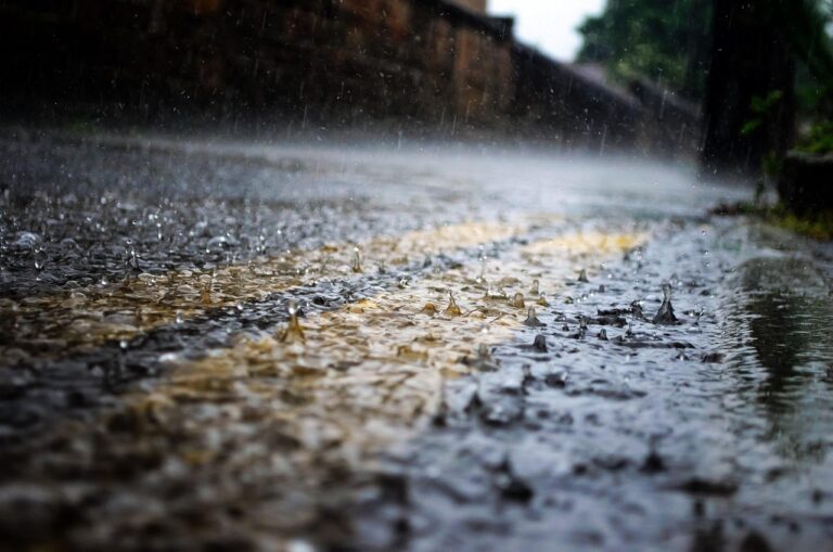 Nasse Bergstraße in Österreich bei Regen, aufgenommen während des Wetterumschwungs am Mittwoch – Foto: PublicDomainPictures / Pixabay