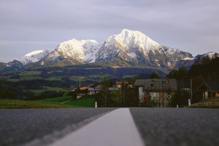 Eine schneebedeckte Bergstraße nahe der Zugspitze zeigt die Folgen des aktuellen Wintereinbruchs – Foto: shogun / Pixabay