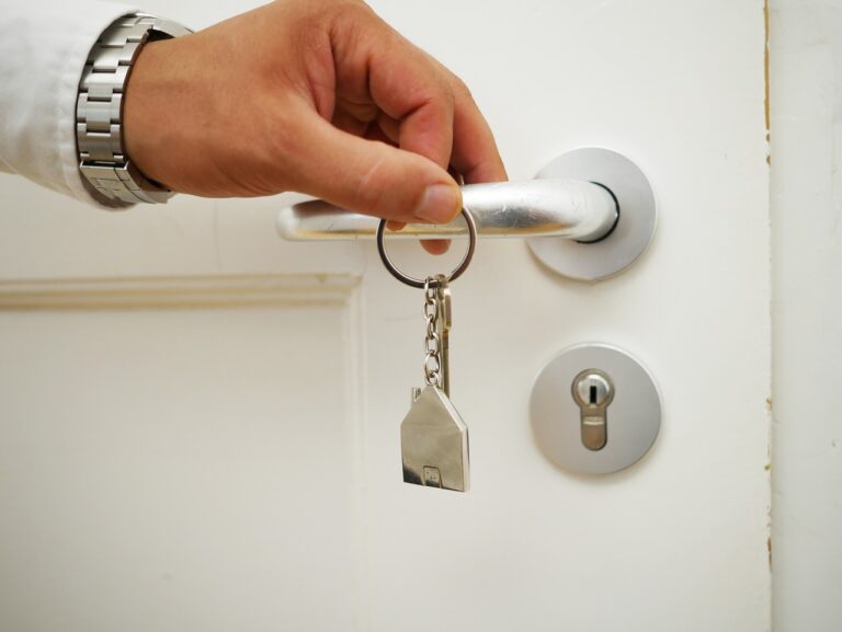 Ein Schlüsselbund vor einer Wohnungstür steht sinnbildlich für Delogierung Hilfe, die Mieter in Österreich jetzt bekommen können – Foto: Schluesseldienst / Pixabay