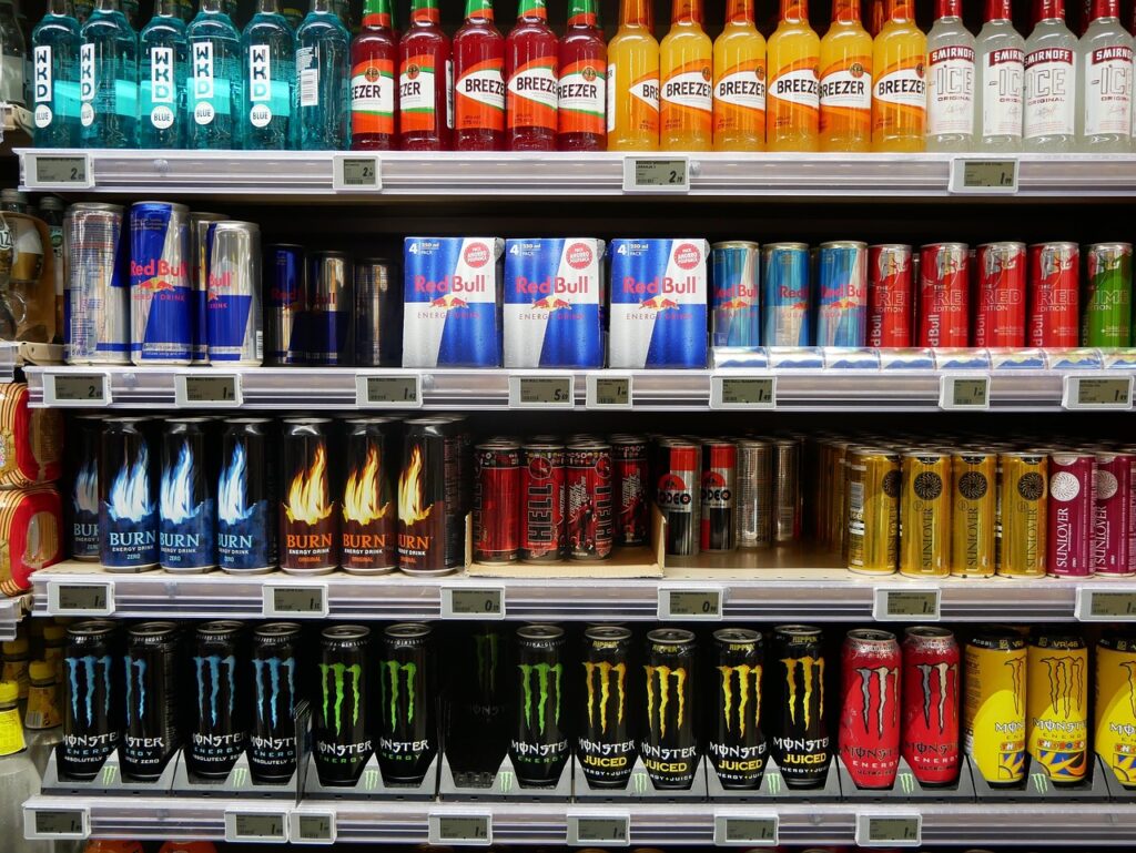 Ein Supermarktregal mit verschiedenen Softgetränken zeigt, welche Produkte von der Zuckersteuer betroffen sein könnten – Foto: Joenomias / Pixabay