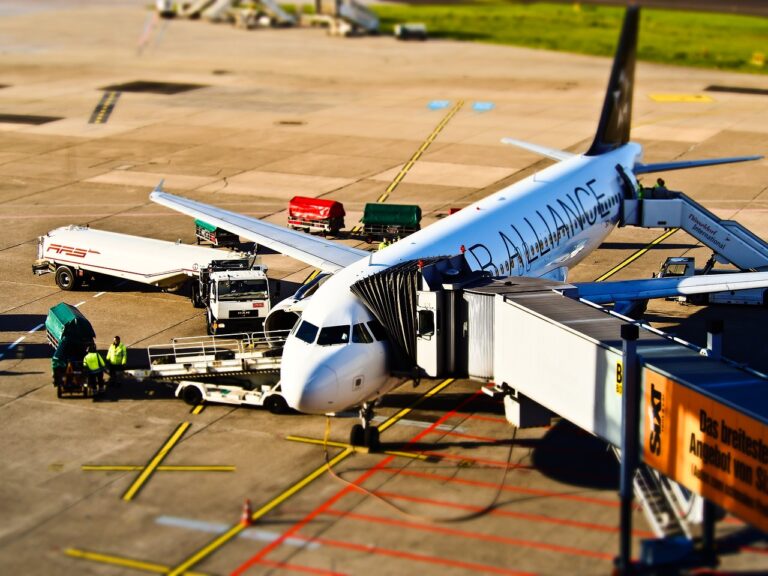 Flugzeugflügel vor einem Terminalfenster am Flughafen, passend zum Thema Ryanair Linz 2027 – Foto: 652234 / Pixabay