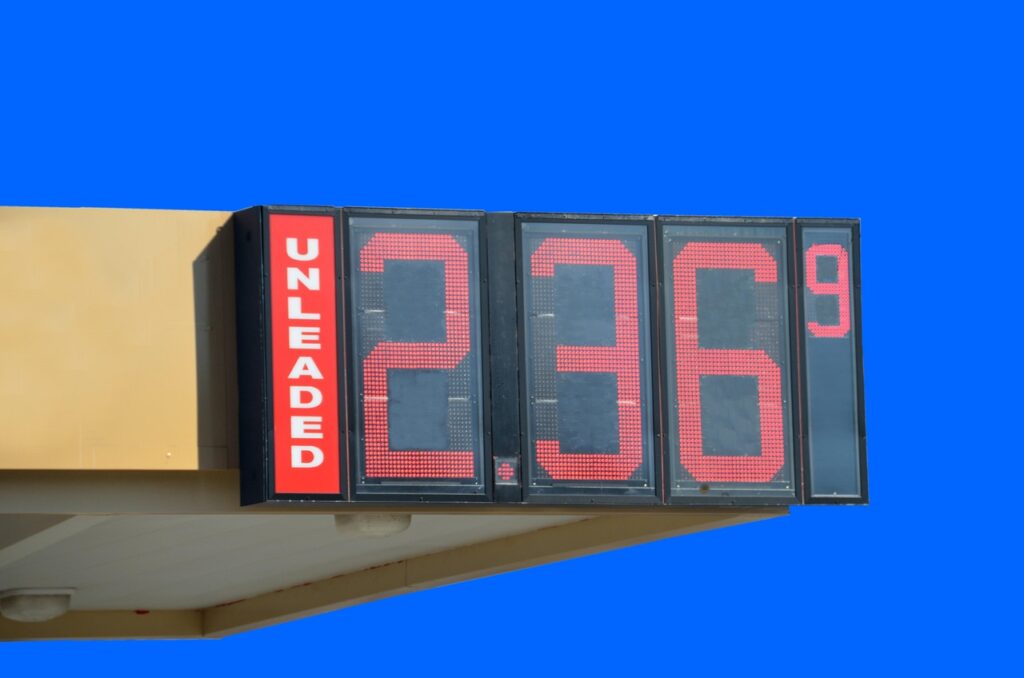 Eine Zapfsäulenanzeige an einer Tankstelle zeigt die Spritpreise, wie sie die Zwölf-Uhr-Regel für Tankstellen betrifft – Foto: paulbr75 / Pixabay
